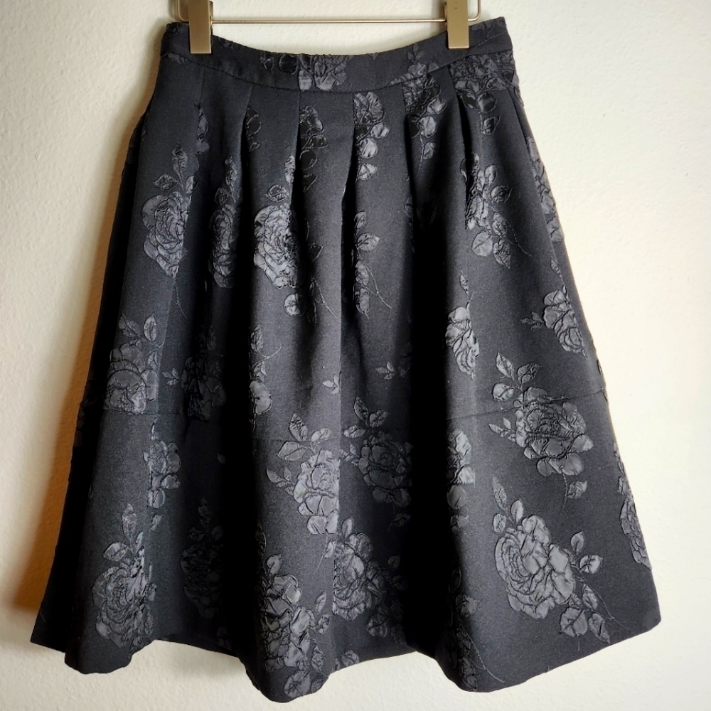 Elle Black Pleated Rose Applique Full Knee Length Skirt-Size 6